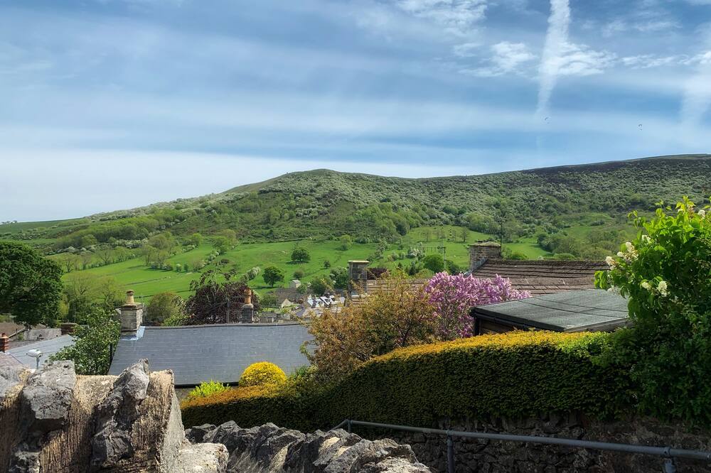 17th Century Stone, Traditional, Cosy, Country Cottage with Original Features