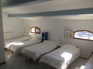 4 quartos, ferros/tábuas de passar roupa, Wi-Fi de cortesia