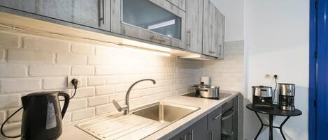 Fridge, oven, stovetop, coffee/tea maker