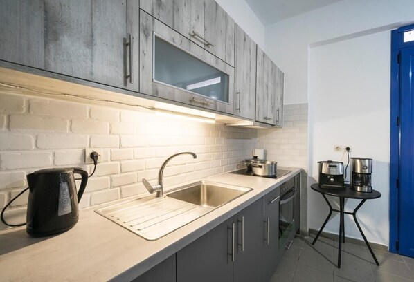 Fridge, oven, stovetop, coffee/tea maker