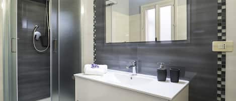 Dusche, Haartrockner, Bidet, Handtücher