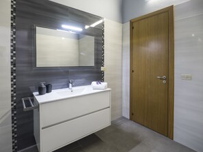 Ducha, secador de pelo, bidet, toallas