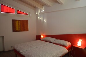 2 bedrooms, iron/ironing board, travel cot, free WiFi