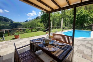 Outdoor dining - Private pool, big views, pure peace. Sleeps 8, 4 bedrooms/4 bathrooms. Wi-Fi (Camporgiano)