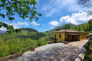 Property grounds - Private pool, big views, pure peace. Sleeps 8, 4 bedrooms/4 bathrooms. Wi-Fi (Camporgiano)