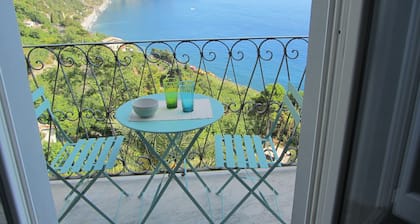 ELEGANT APARTMENT WITH EXTRAORDINARY SEA VIEW IN THE HEART OF THE FIVE LANDS