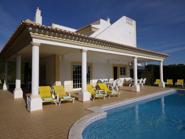 A poolside area with a covered patio, lounge chairs, and a swimming pool. - Villa Estrelicia, Top Quality, Very Private 3 Bedroom Luxury Villa, Air Conditioning for 6-8 persons (Albufeira,)