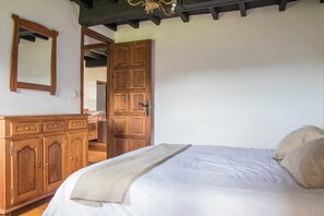 4 chambres, fer et planche Ă repasser, lit parapluie, draps fournis