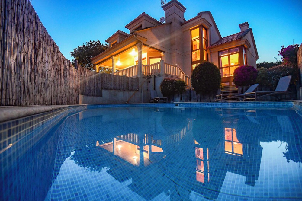 New spectacular chalet in Sanxenxo accommodates 16 people