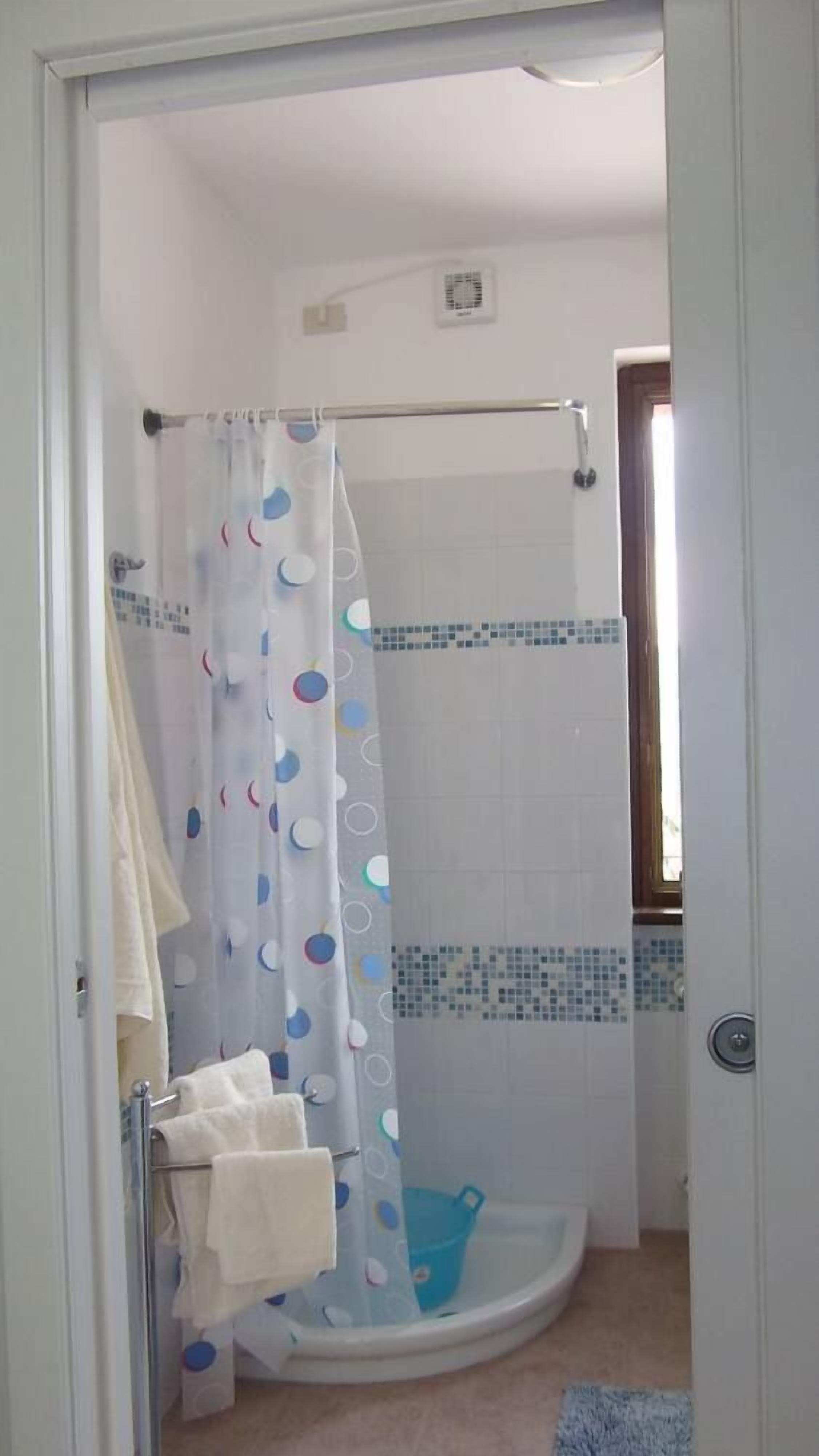 Dusche, Haartrockner, Handtücher, Toilettenpapier