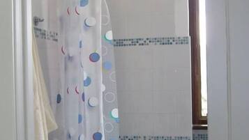 Dusche, Haartrockner, HandtĂŒcher, Toilettenpapier