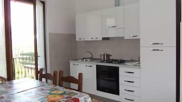 Frigorífico, horno, placa de cocina y cafetera o tetera