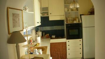 Réfrigérateur, four, plaque de cuisson, cafetiÚre/bouilloire