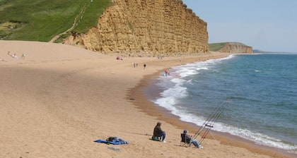 Luxury Apartment close to shops, coast and stunning beaches. Far reaching views