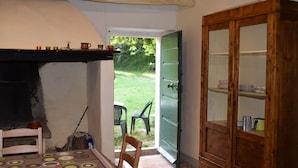 Une cuisine rustique avec un meuble en bois, une petite table et une chaise.