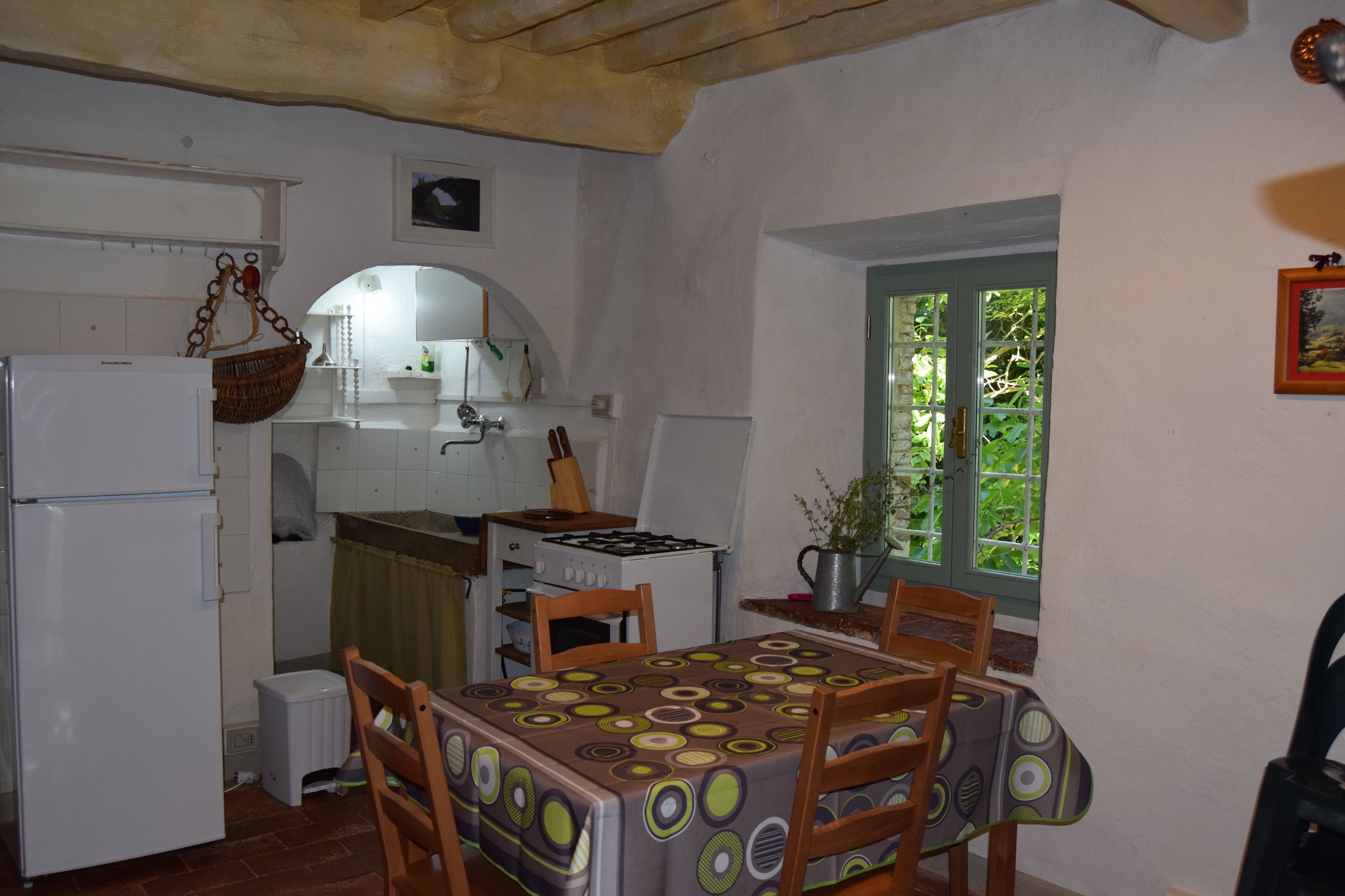 Fridge, oven, stovetop, coffee/tea maker