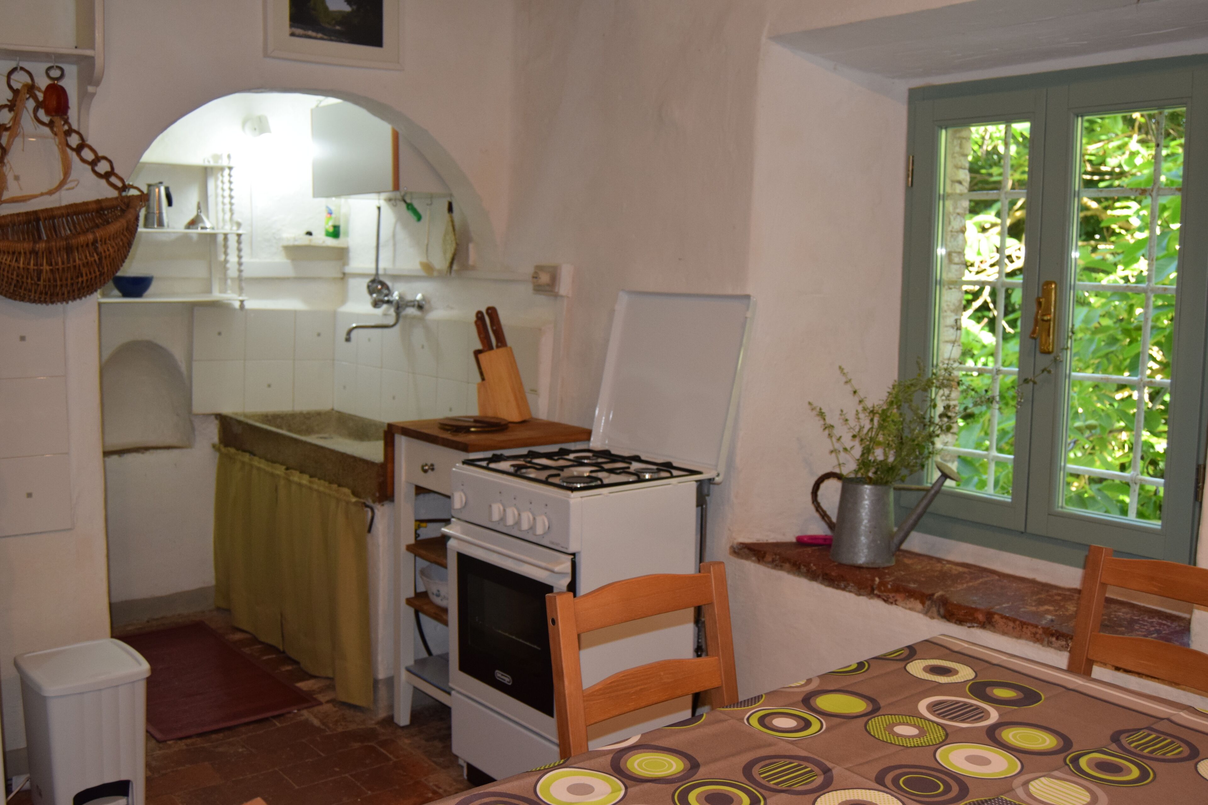 Een koelkast, een oven, een kookplaat, een koffiezetapparaat/waterkoker