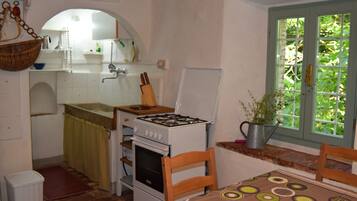 Een koelkast, een oven, een kookplaat, een koffiezetapparaat/waterkoker