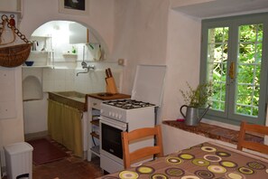 Frigorífico, horno, placa de cocina y cafetera o tetera