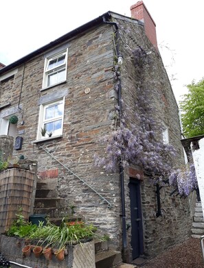 Exterior - Lovely end of row character cottage with stunning views over the River Teifi (cardigan)