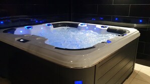 A hot tub with multiple jets and LED lights. - Luxury V5 | Pool & Jacuzzi | Beach 20 minutes walk | Groups & Families (Albufeira)