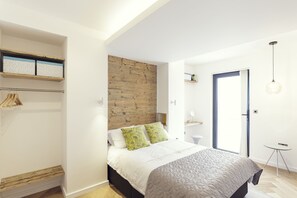 6 bedrooms, desk, soundproofing, iron/ironing board