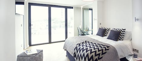 6 bedrooms, desk, soundproofing, iron/ironing board