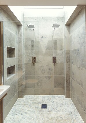 Ensemble douche/baignoire, sĂšche-cheveux, serviettes fournies