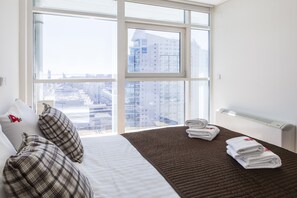 2 habitaciones, escritorio y tabla de planchar con plancha