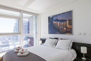 2 bedrooms, desk, iron/ironing board, travel cot - RENT4REST LISBON PARQUE DAS NAÇÕES 17TH FLOOR RIVER VIEW (Lisboa ciudad)