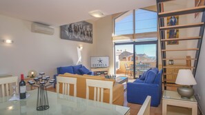 Smart TV, DVD player, books, video library - Estrela da Luz Spectacular Penthouse With Sea And Pool View (Luz)