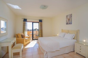 3 chambres, coffres-forts dans les chambres, fer et planche Ă repasser