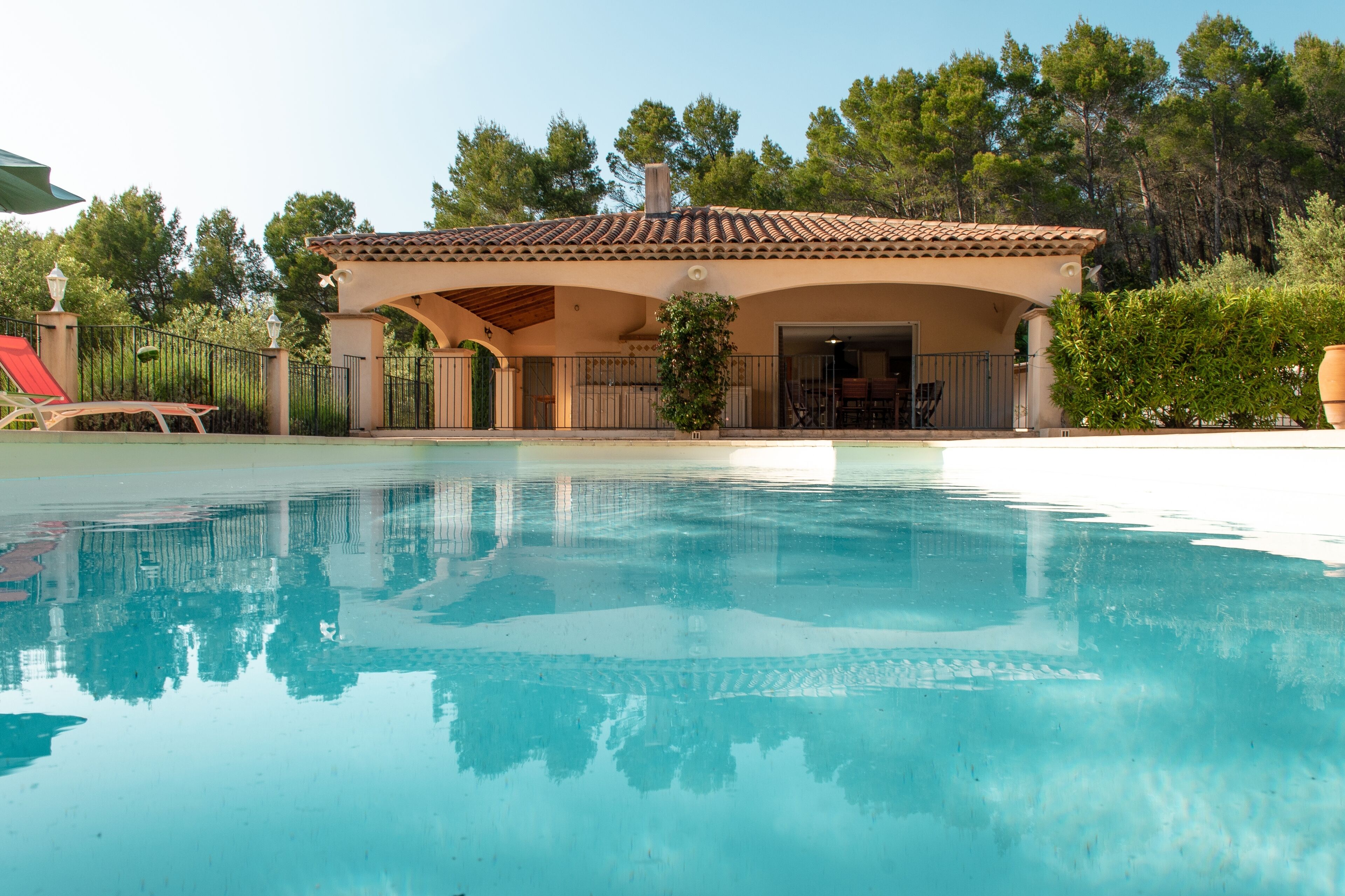 Een buitenzwembad, een verwarmd zwembad