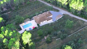 An aerial view of a property with a swimming pool, a patio area, and a large garden surrounded by trees. - House / Villa - DRAGUIGNAN (Draguignan)