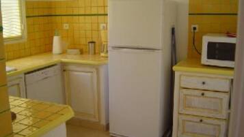 Réfrigérateur, micro-ondes, plaque de cuisson, lave-vaisselle