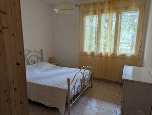 2 bedrooms, iron/ironing board, free WiFi, bed sheets