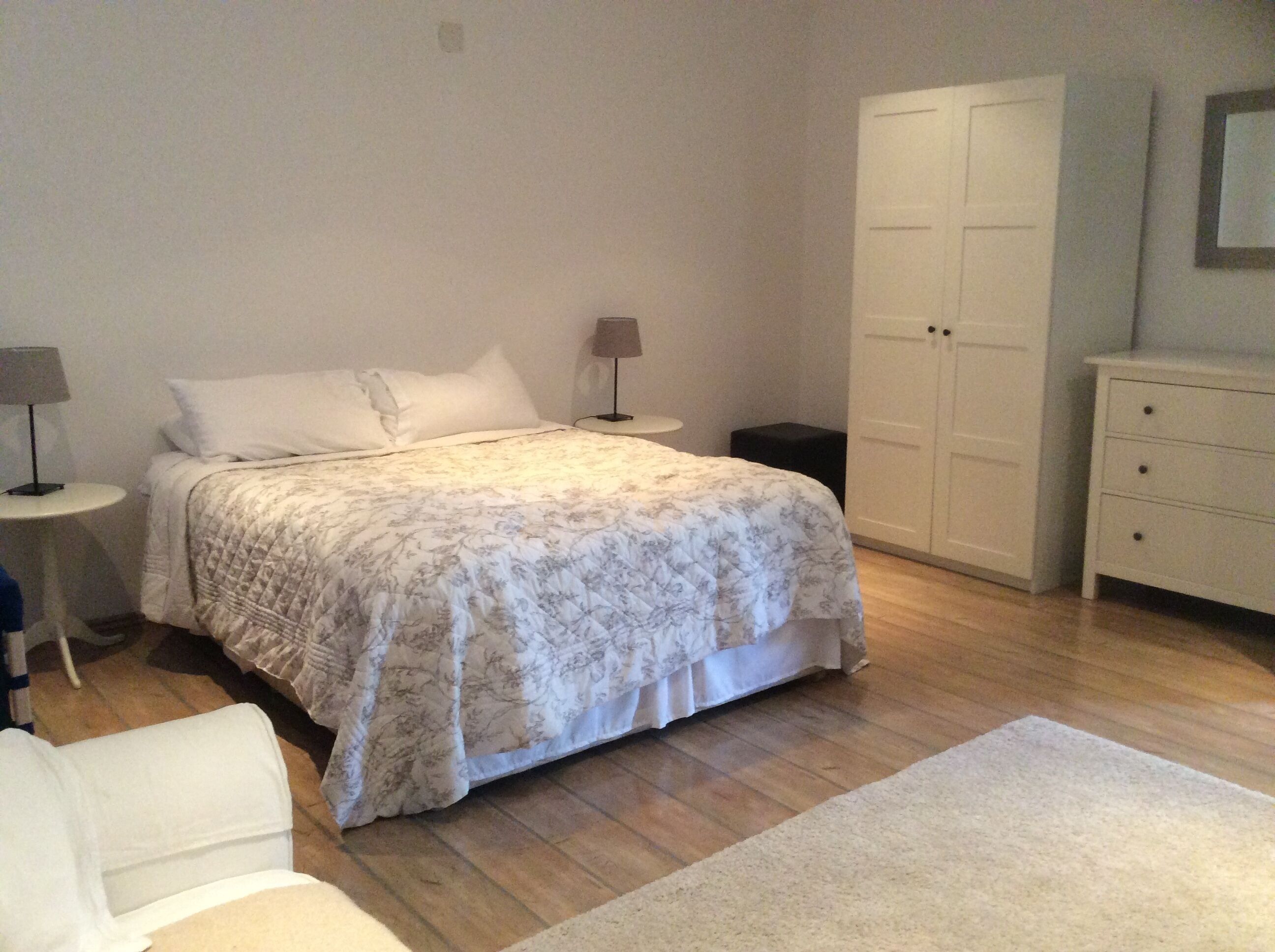 5 bedrooms, iron/ironing board, WiFi, bed sheets