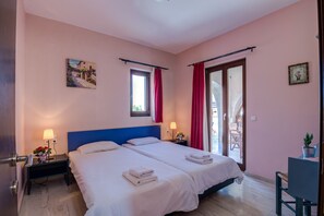 3 makuuhuonetta, tallelokero huoneessa, silitysrauta/-lauta