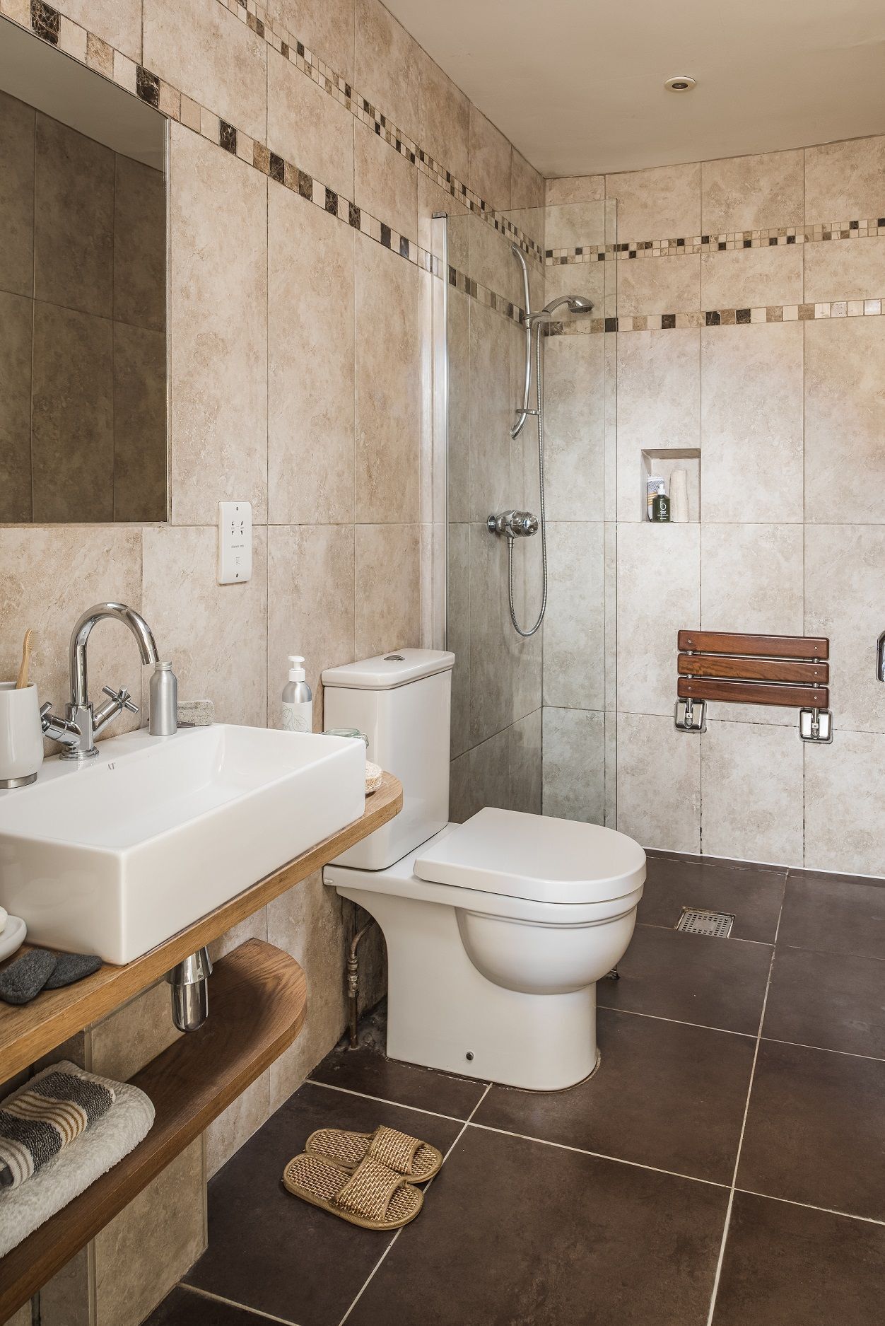 Une salle de bain moderne avec un grand lavabo, des toilettes et une douche.