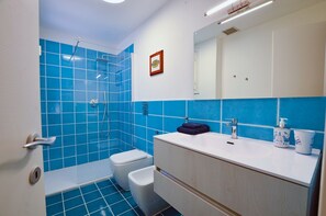 Douche, sèche-cheveux, bidet, serviettes fournies