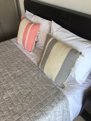 2 عدّة غرف نوم ومكواة/لوح كي وواي فاي مجانًا وملاءات أسرّة