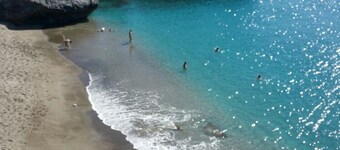 プライベートプール付きのヴィラと海と山々の美しい景色