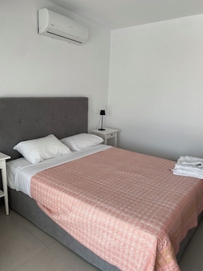2 chambres, fer et planche à repasser, Wi-Fi gratuit, draps fournis
