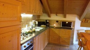 Kjøleskap, mikrobølgeovn, ovn og kokeplater