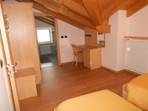 4 bedrooms, desk, travel cot, free WiFi - Between nature and comfort: elegant apartment with terrace and garden in Trentino (Brez Novella (TN))