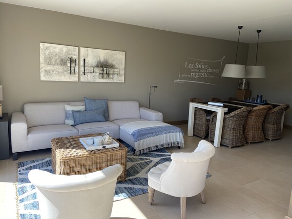 Télévision, lecteur de DVD, vidéothèque