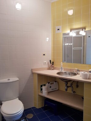 Ensemble douche/baignoire, sèche-cheveux, bidet, serviettes fournies