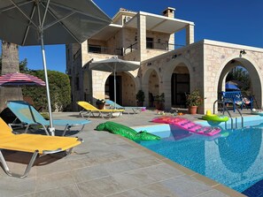 An infinity pool - Exclusive Villa with stunning, Sea and White Mountains Views and Internet access (Chania)