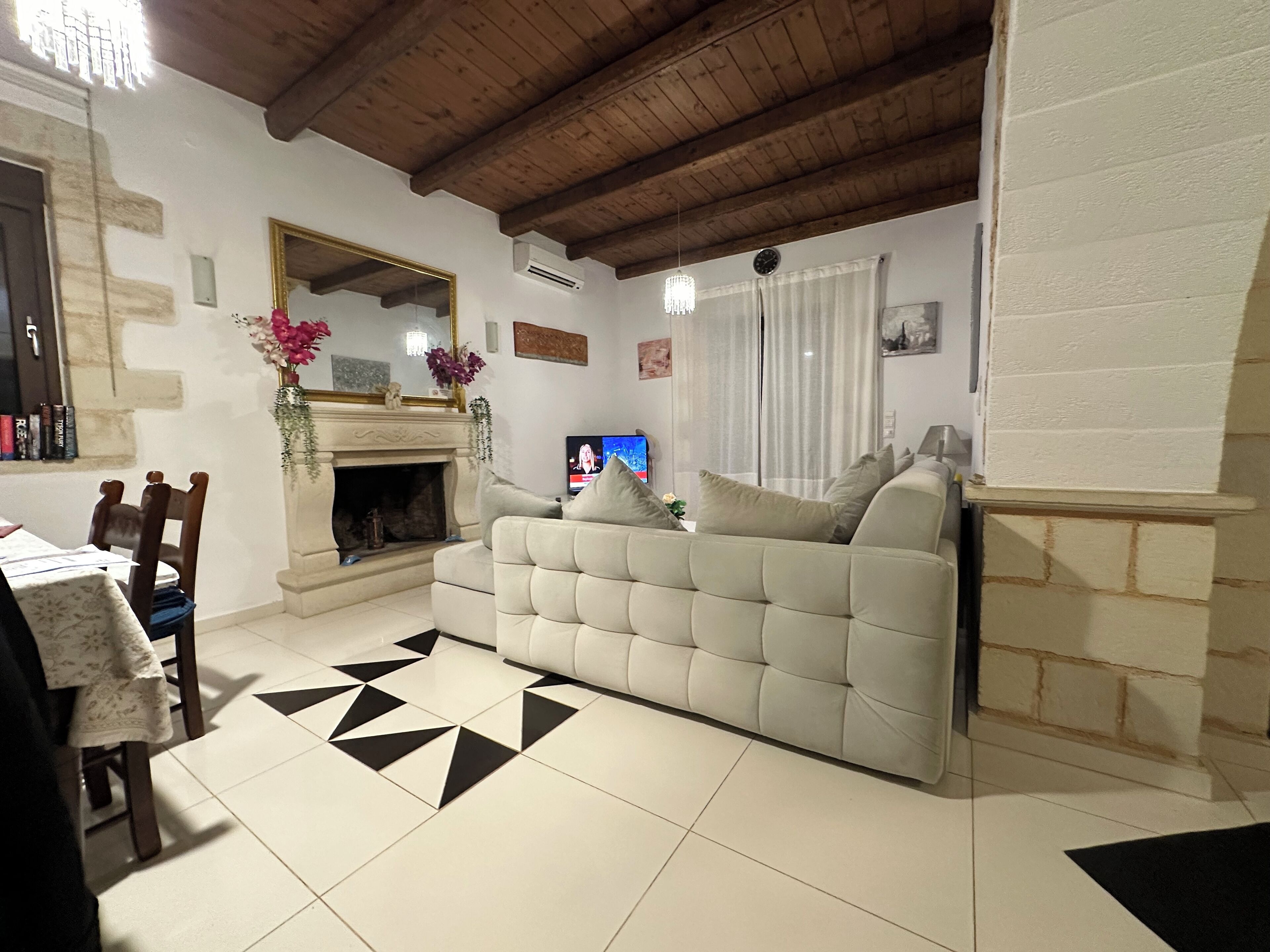 TV connectée, cheminée, lecteur de DVD, livres