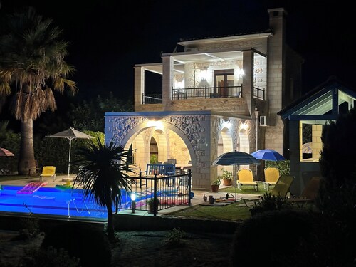 Exklusive Villa mit herrlichem Blick auf das Meer und die weißen Berge und Internetzugang